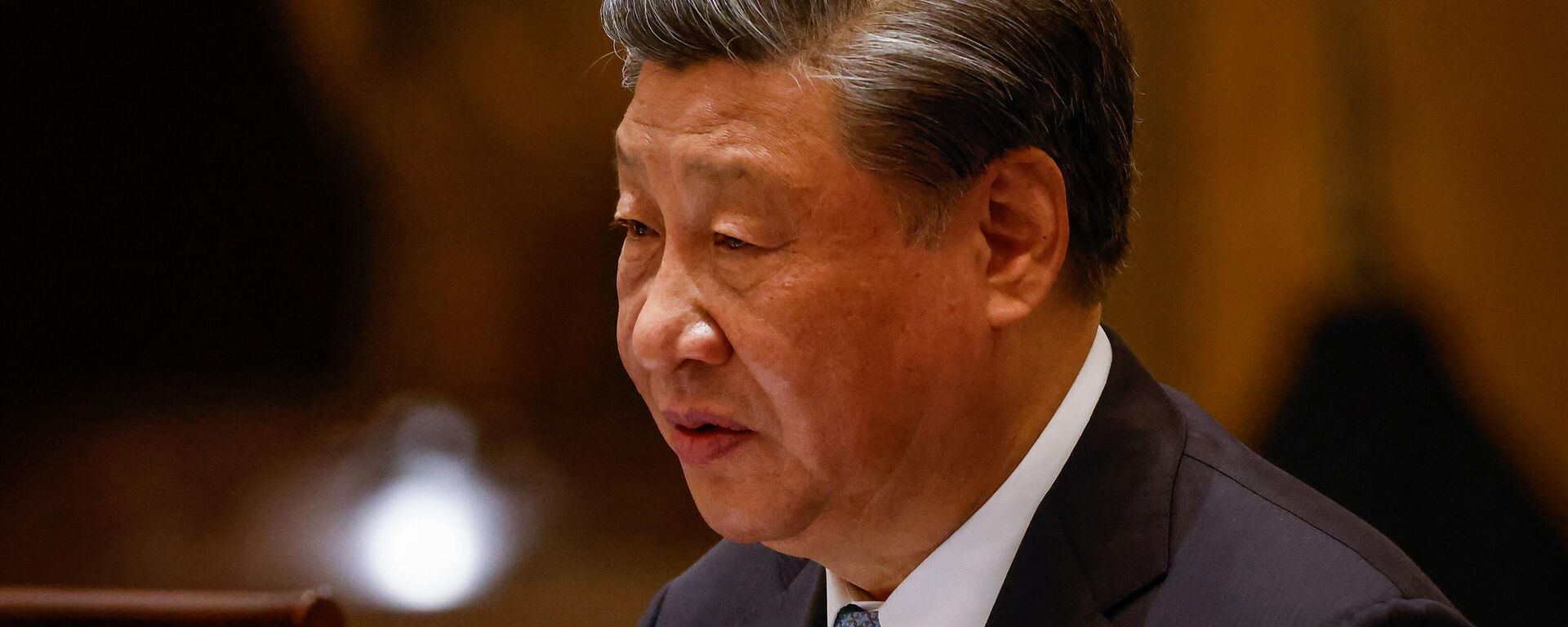 O presidente chinês, Xi Jinping, ouve o presidente do Uzbequistão, Shavkat Mirziyoyev, durante uma reunião bilateral à margem da Cúpula China-Ásia Central em Xian, província de Shaanxi, em 18 de maio de 2023 - Sputnik Brasil, 1920, 06.07.2023