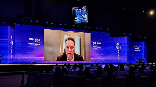 Elon Musk, CEO da Tesla, fala por videochamada na cerimônia de abertura da Conferência Mundial de Inteligência Artificial (WAIC, na sigla em inglês) em Xangai, China, 6 de julho de 2023 - Sputnik Brasil
