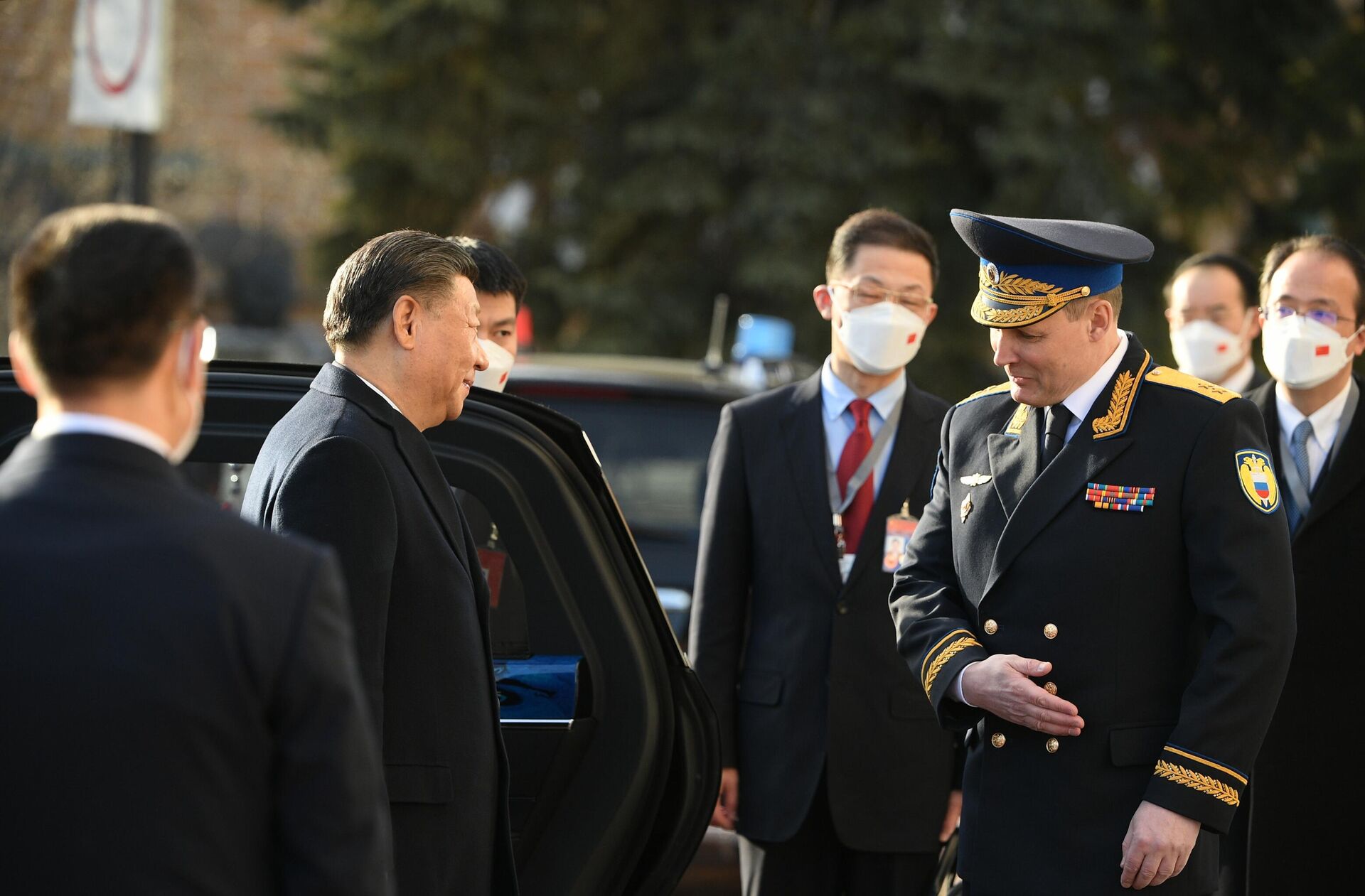 O presidente chinês Xi Jinping é recebido pelo comandante do Kremlin de Moscou, Sergei Udovenko, antes de uma reunião com o presidente russo, Vladimir Putin, no Kremlin de Moscou, na Rússia, 29 de março de 2023 - Sputnik Brasil, 1920, 07.07.2023