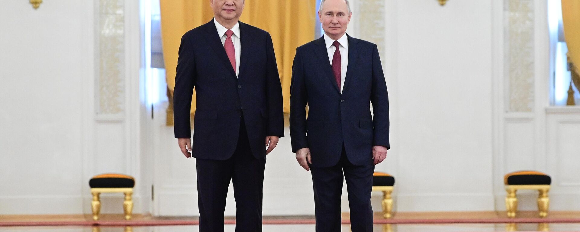 O presidente chinês, Xi Jinping, e o presidente russo, Vladimir Putin, participam de uma cerimônia de boas-vindas antes da Rússia - a China conversa em um formato restrito no Kremlin em Moscou, Rússia - Sputnik Brasil, 1920, 31.10.2023