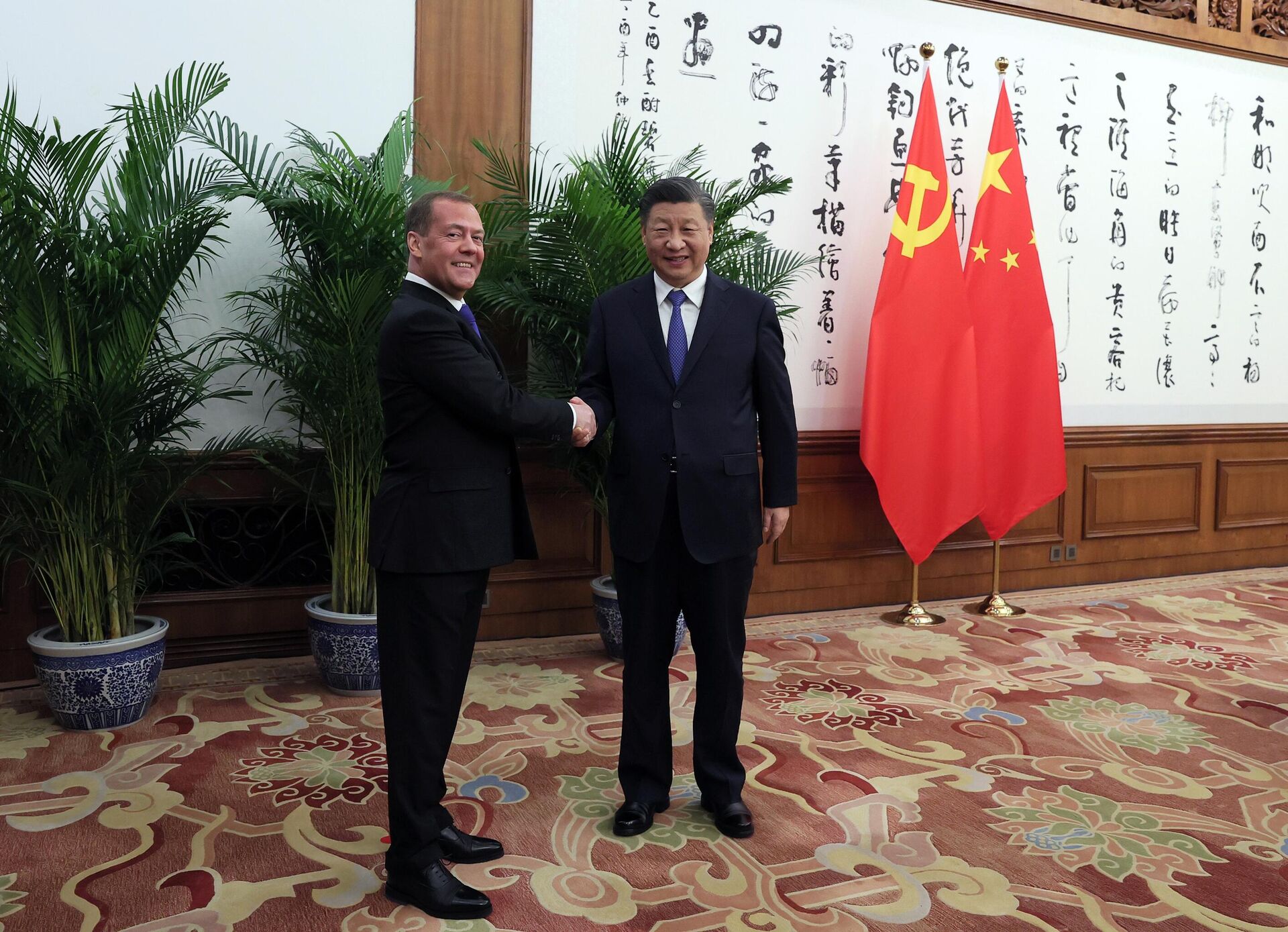 O vice-chefe do Conselho de Segurança da Rússia, Dmitry Medvedev, e o presidente chinês, Xi Jinping, apertam as mãos durante seu encontro em Pequim, 21 de dezembro de 2022 - Sputnik Brasil, 1920, 07.07.2023