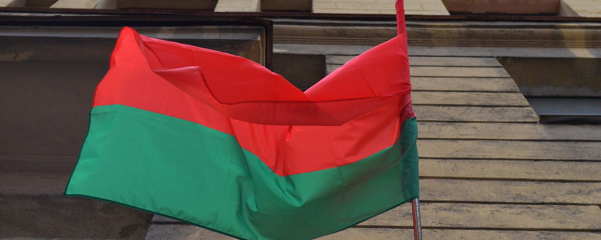 Bandeira de Belarus no prédio do Consulado Geral da República de Belarus, em São Petersburgo, Rússia, foto publicada em 30 de junho de 2023 - Sputnik Brasil, 1920, 08.07.2023