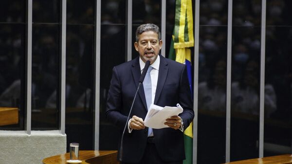 Deputado brasileiro Arthur Lira fala durante sessão plenária para eleger o presidente da Câmara dos Deputados do Brasil em Brasília em 1º de fevereiro de 2021 - Sputnik Brasil