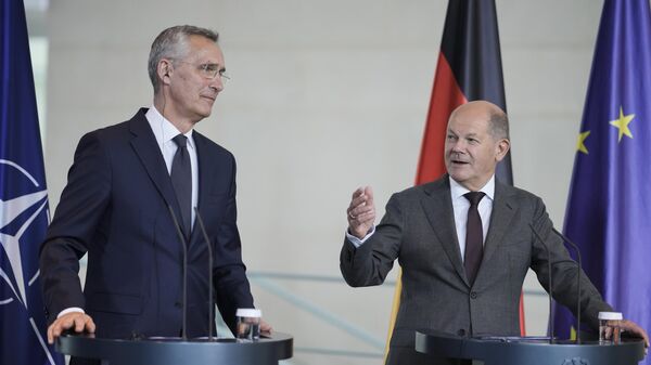 Chanceler alemão, Olaf Scholz (à direita), e o secretário-geral da OTAN, Jens Stoltenberg (à esquerda) - Sputnik Brasil