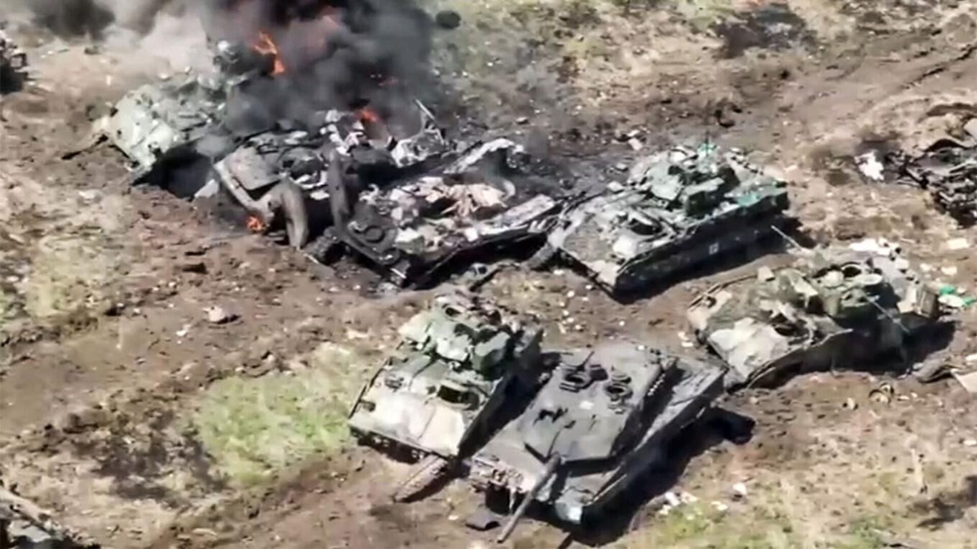 Foto de tanques Leopard 2 e Bradley entre veículos ucranianos destruídos e danificados. (Captura de tela de vídeo do Ministério da Defesa da Rússia) - Sputnik Brasil, 1920, 31.10.2023
