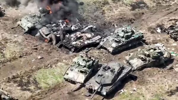 Foto de tanques Leopard 2 e Bradley entre veículos ucranianos destruídos e danificados. (Captura de tela de vídeo do Ministério da Defesa da Rússia) - Sputnik Brasil