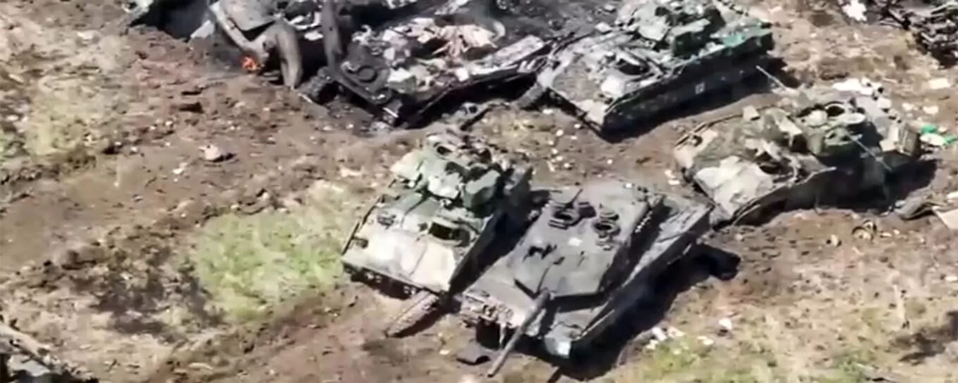 Foto de tanques Leopard 2 e Bradley entre veículos ucranianos destruídos e danificados. (Captura de tela de vídeo do Ministério da Defesa da Rússia) - Sputnik Brasil, 1920, 05.12.2023