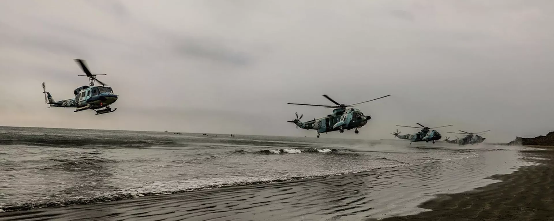 Nesta foto divulgada pelo site oficial do Exército iraniano, helicópteros chegam à costa em um exercício anual na área costeira do golfo de Omã e perto do estratégico estreito de Ormuz, 30 de dezembro de 2022 - Sputnik Brasil, 1920, 09.07.2023