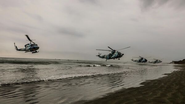 Nesta foto divulgada pelo site oficial do Exército iraniano, helicópteros chegam à costa em um exercício anual na área costeira do golfo de Omã e perto do estratégico estreito de Ormuz, 30 de dezembro de 2022 - Sputnik Brasil