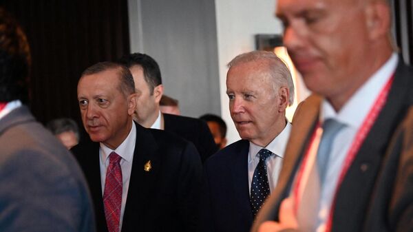 O presidente dos EUA, Joe Biden (D), caminha com o presidente da Turquia, Recep Tayyip Erdogan (E), para sua reunião bilateral durante a cúpula do G20 em Nusa Dua, na ilha turística de Bali, na Indonésia, 15 de novembro de 2022 - Sputnik Brasil