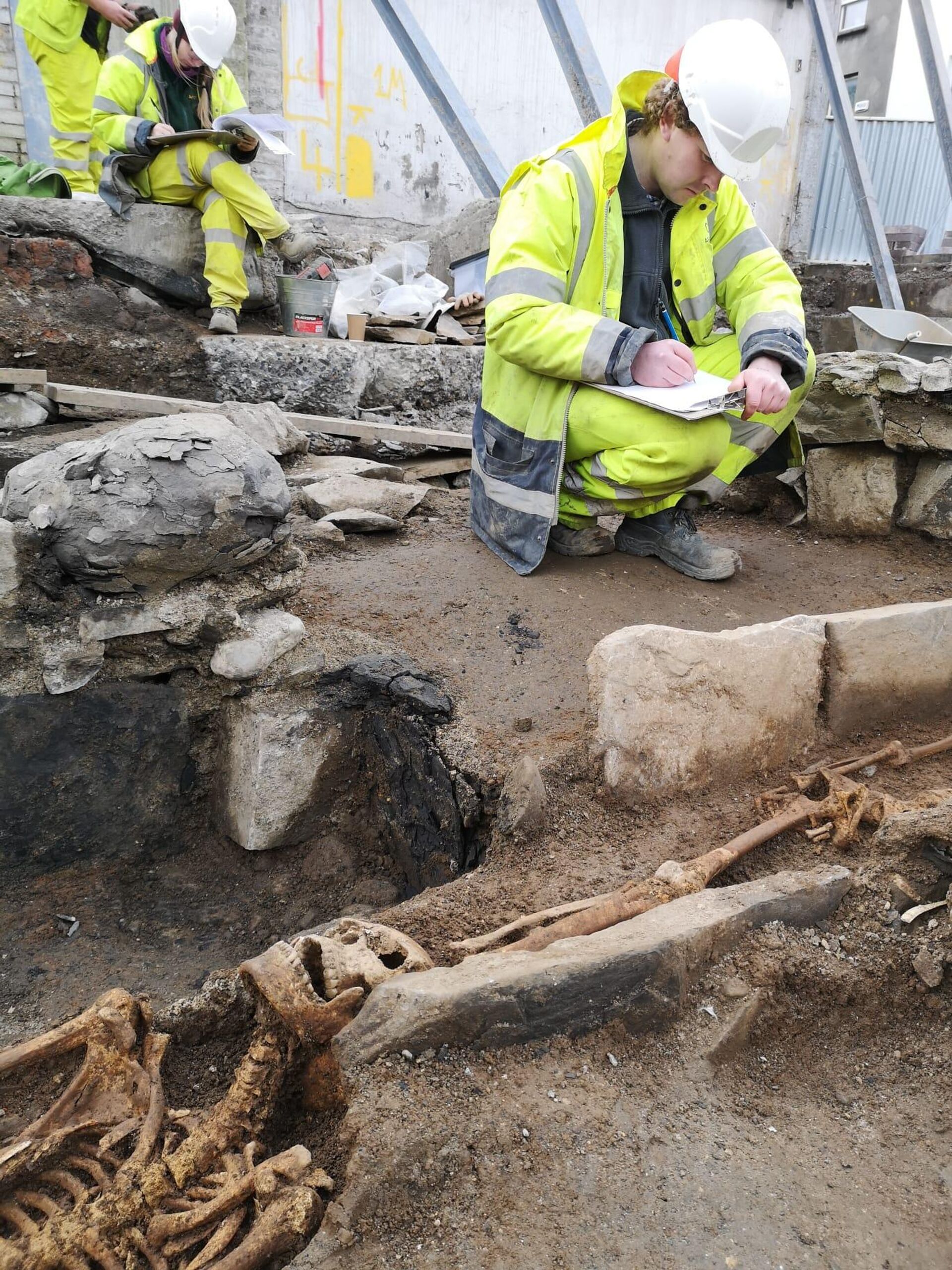 Aproximadamente 100 restos de esqueletos da Idade Média foram descobertos durante as escavações para um novo hotel de uma empresa da Irlanda do Norte, em Dublin - Sputnik Brasil, 1920, 10.07.2023