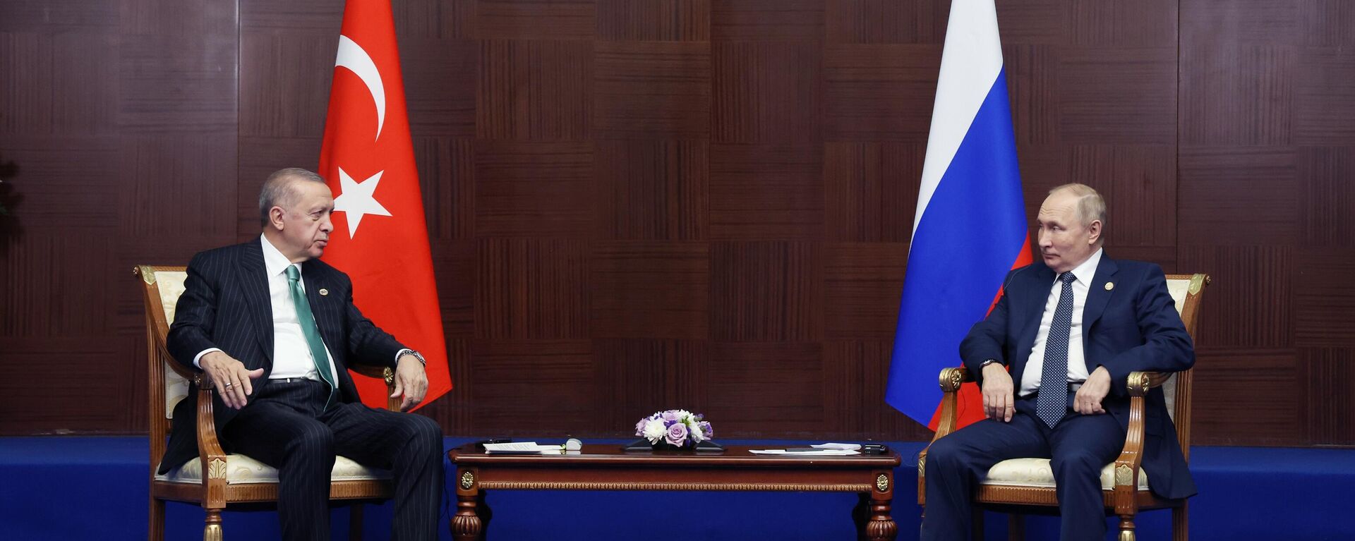 Recep Tayyip Erdogan (à esquerda) e Vladimir Putin (à direita), presidentes da Turquia e da Rússia, respetivamente, conversam à margem da 6ª cúpula da Conferência sobre Interação e Medidas de Fortalecimento da Confiança na Ásia (CICA, na sigla em inglês) no Palácio da Independência em Astana, Cazaquistão, 13 de outubro de 2022 - Sputnik Brasil, 1920, 10.07.2023