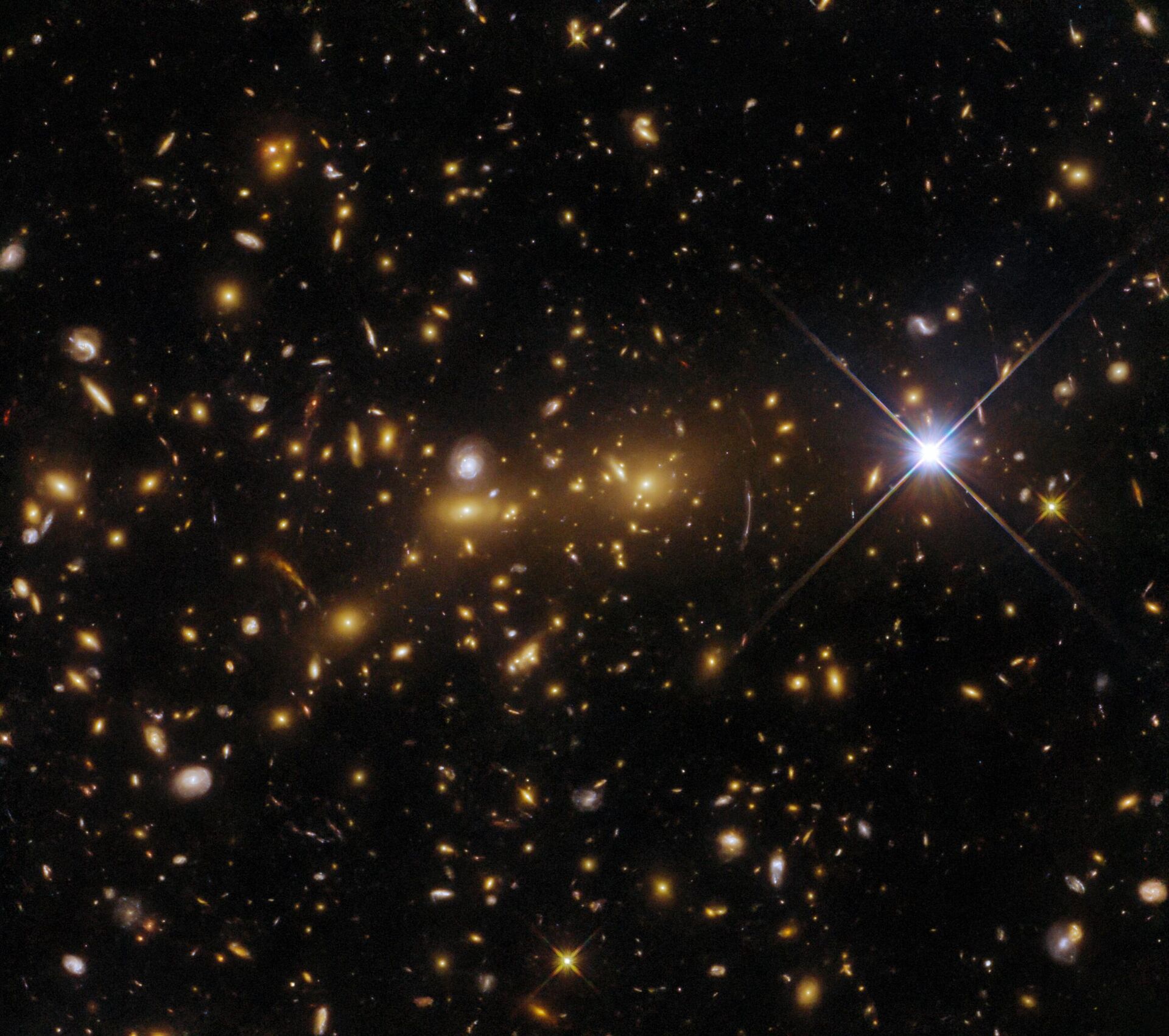 O Telescópio Espacial Hubble registrou um aglomerado de galáxias, o eMACS J1353.7+4329, a aproximadamente oito bilhões de anos-luz da Terra, que está em fusão para formar um aglomerado massivo, funcionando como uma lente gravitacional - Sputnik Brasil, 1920, 10.07.2023