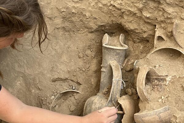 Uma equipe de arqueólogos da Universidade de Gotemburgo fez a descoberta durante as escavações em um sítio da Idade do Bronze em Hala Sultan Tekke, próximo de Larnaca, no Chipre - Sputnik Brasil
