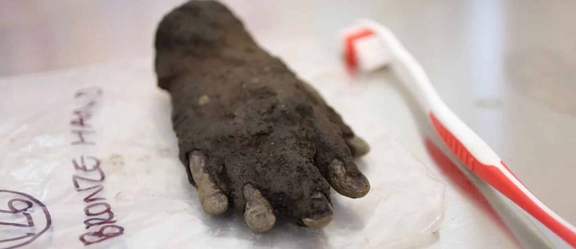 Mão de bronze rara descoberta em Roman Vindolanda, no Reino Unido - Sputnik Brasil, 1920, 12.07.2023