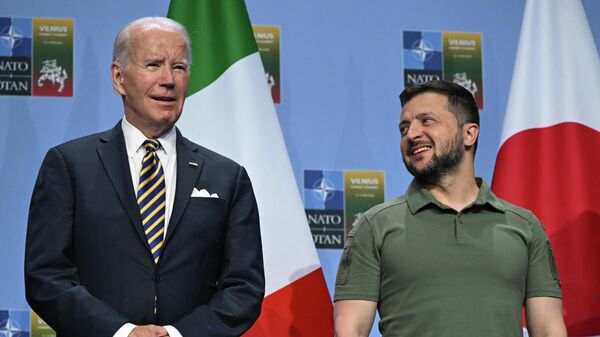 O presidente dos EUA, Joe Biden (E), e o presidente ucraniano, Vladimir Zelensky, posam durante um evento com os líderes do G7 para anunciar uma Declaração Conjunta de Apoio à Ucrânia durante a cúpula da OTAN em Vilnius, 12 de julho de 2023 - Sputnik Brasil