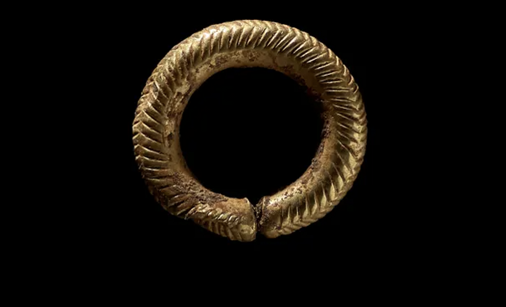 Um  lindo anel de cabelo, que remonta a mais de 3.000 anos da Idade do Bronze - Sputnik Brasil, 1920, 13.07.2023