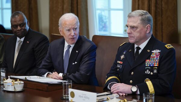 O presidente Joe Biden durante uma reunião com o secretário de Defesa Lloyd Austin, à esquerda, e o atual presidente do Estado-Maior Conjunto, o general Mark Milley - Sputnik Brasil