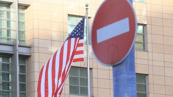 Bandeira dos EUA na embaixada do país norte-americano em Moscou, Rússia, foto publicada em 14 de fevereiro de 2023 - Sputnik Brasil
