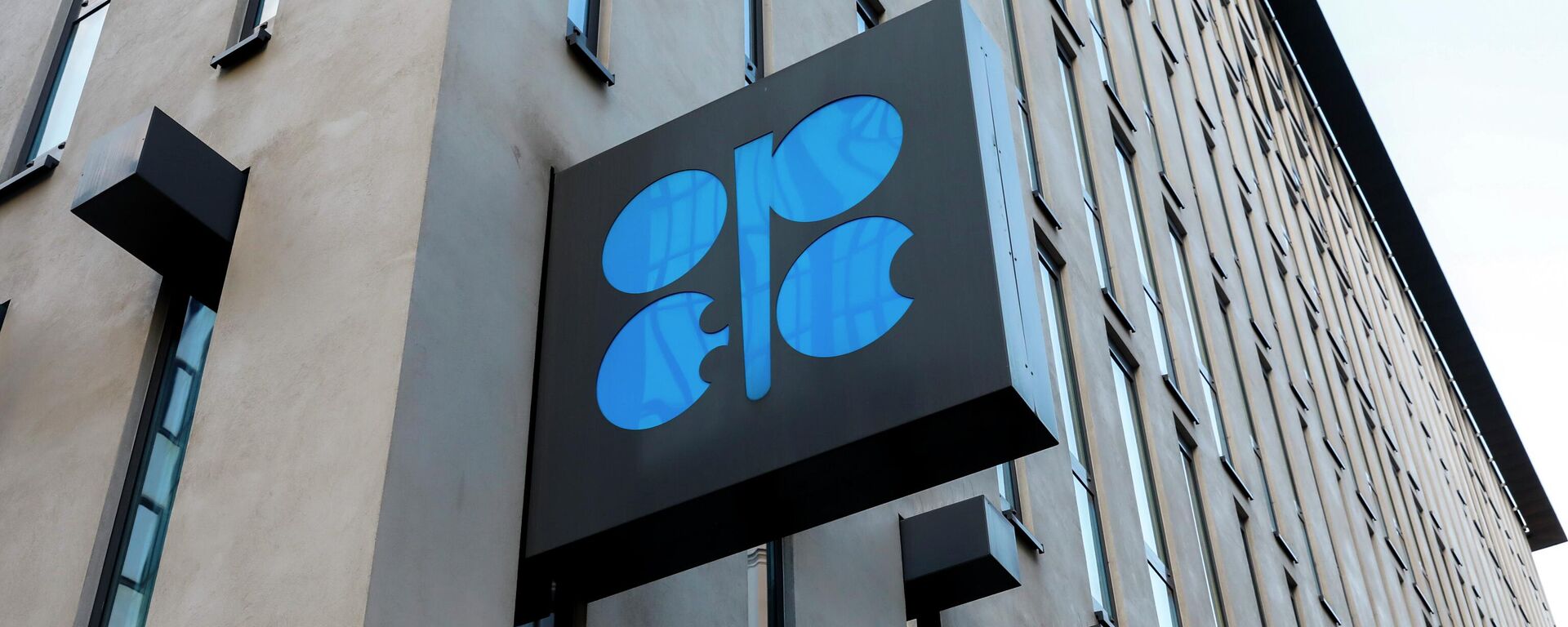 Logotipo da Organização dos Países Exportadores de Petróleo (OPEP) do lado de fora da sede da organização em Viena, Áustria, 3 de março de 2022 - Sputnik Brasil, 1920, 01.12.2023