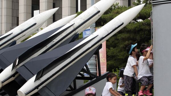 Crianças de jardim de infância brincam ao lado dos mísseis Hawk da Coreia do Sul em exposição no Museu Memorial da Guerra da Coreia em Seul, Coreia do Sul, 27 de junho de 2014 - Sputnik Brasil