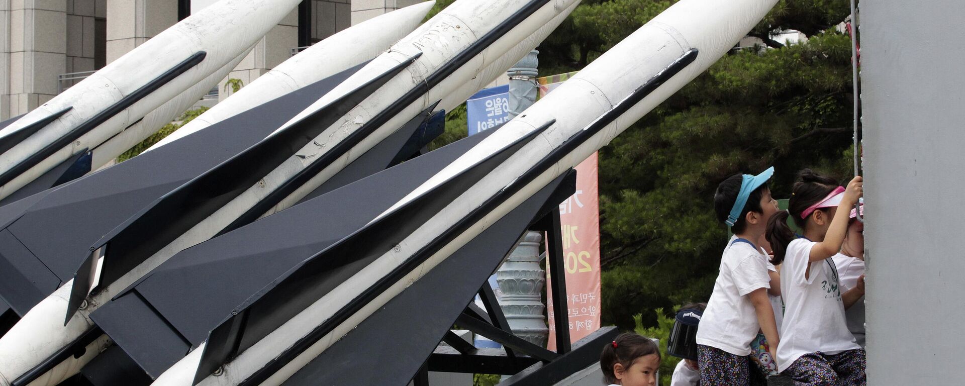 Crianças de jardim de infância brincam ao lado dos mísseis Hawk da Coreia do Sul em exposição no Museu Memorial da Guerra da Coreia em Seul, Coreia do Sul, 27 de junho de 2014 - Sputnik Brasil, 1920, 15.07.2023