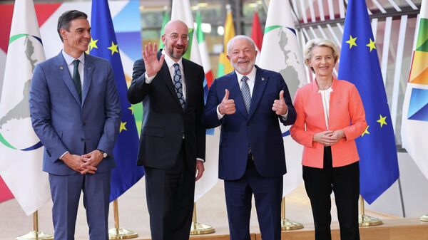A partir da esquerda, Pedro Sanchéz, primeiro-ministro da Espanha, Charles Michel, presidente do Conselho Europeu, Lula da Silva, presidente do Brasil, e Ursula von der Leyen, presidente da Comissão Europeia, posam para fotos durante terceira cúpula UE-CELAC, em Bruxelas, Bélgica, 17 de julho de 2023 - Sputnik Brasil