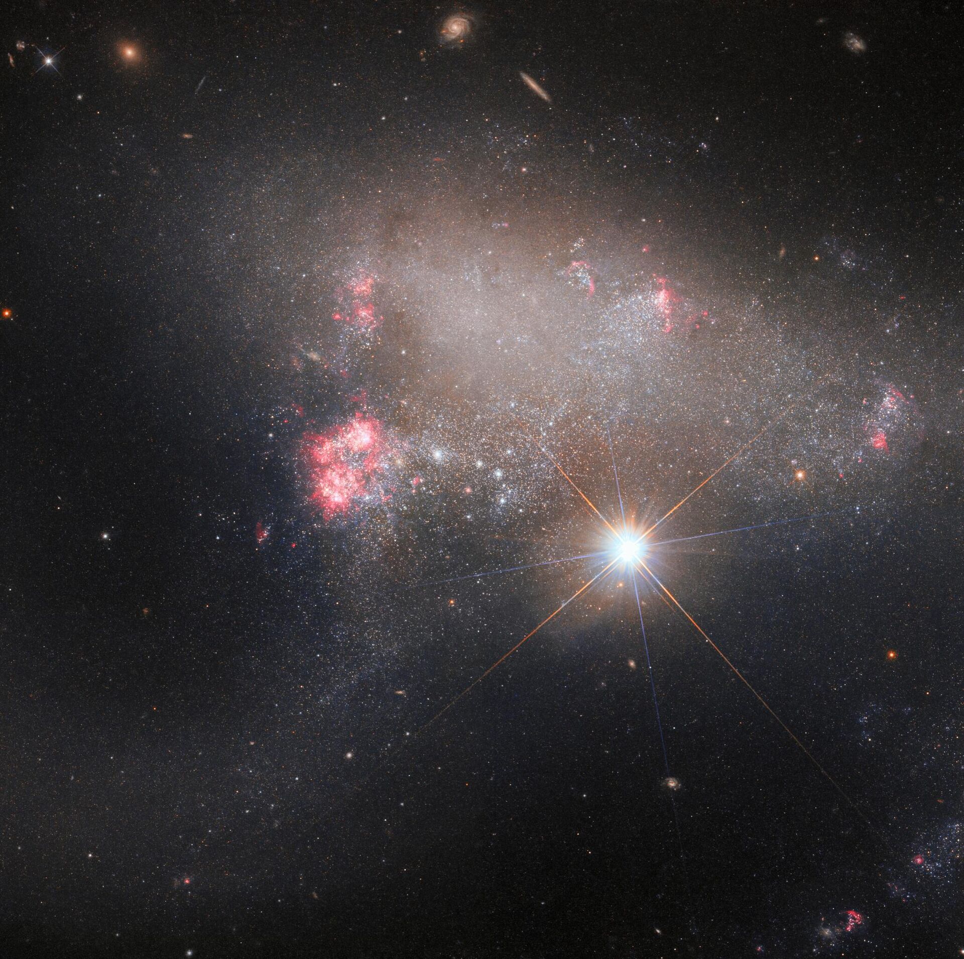 A fotobomba, que pode ser observada em primeiro plano, é a estrela BD+17 2217, que está a 25 milhões de anos-luz de distância da Terra - Sputnik Brasil, 1920, 18.07.2023
