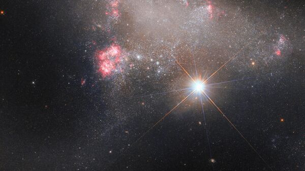 A fotobomba, que pode ser observada em primeiro plano, é a estrela BD+17 2217, que está a 25 milhões de anos-luz de distância da Terra - Sputnik Brasil