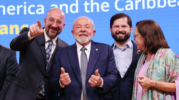Presidente do Conselho Europeu, Charles Michel, o presidente brasileiro Lula da Silva, o presidente do Chile, Gabriel Boric, e a chanceler de El Salvador, Alexandra Hill Tinoco, durante a Cúpula CELAC-UE em Bruxelas, Bélgica, 17 de julho de 2023 - Sputnik Brasil