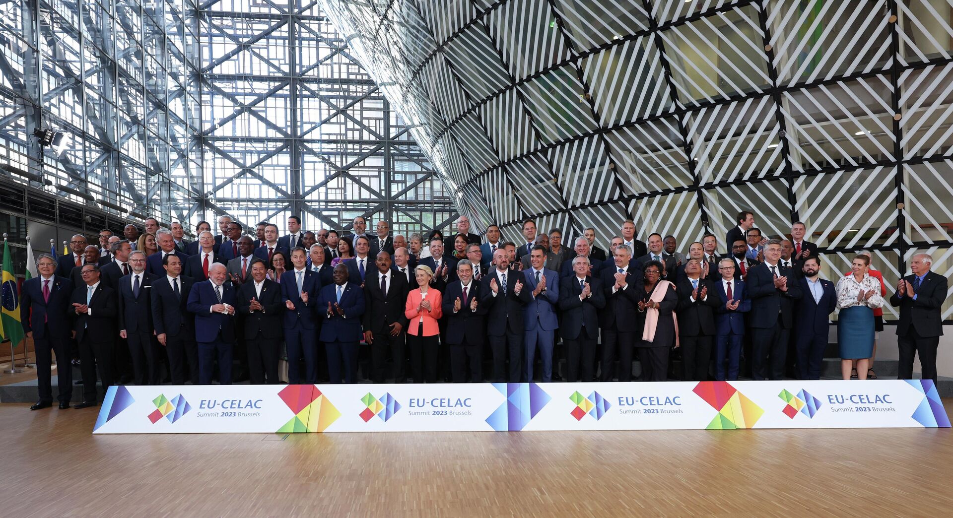 Líderes europeus, latino-americanos e caribenhos posam para uma foto de grupo durante a Cúpula UE-CELAC em Bruxelas, Bélgica, 17 de julho de 2023 - Sputnik Brasil, 1920, 18.07.2023