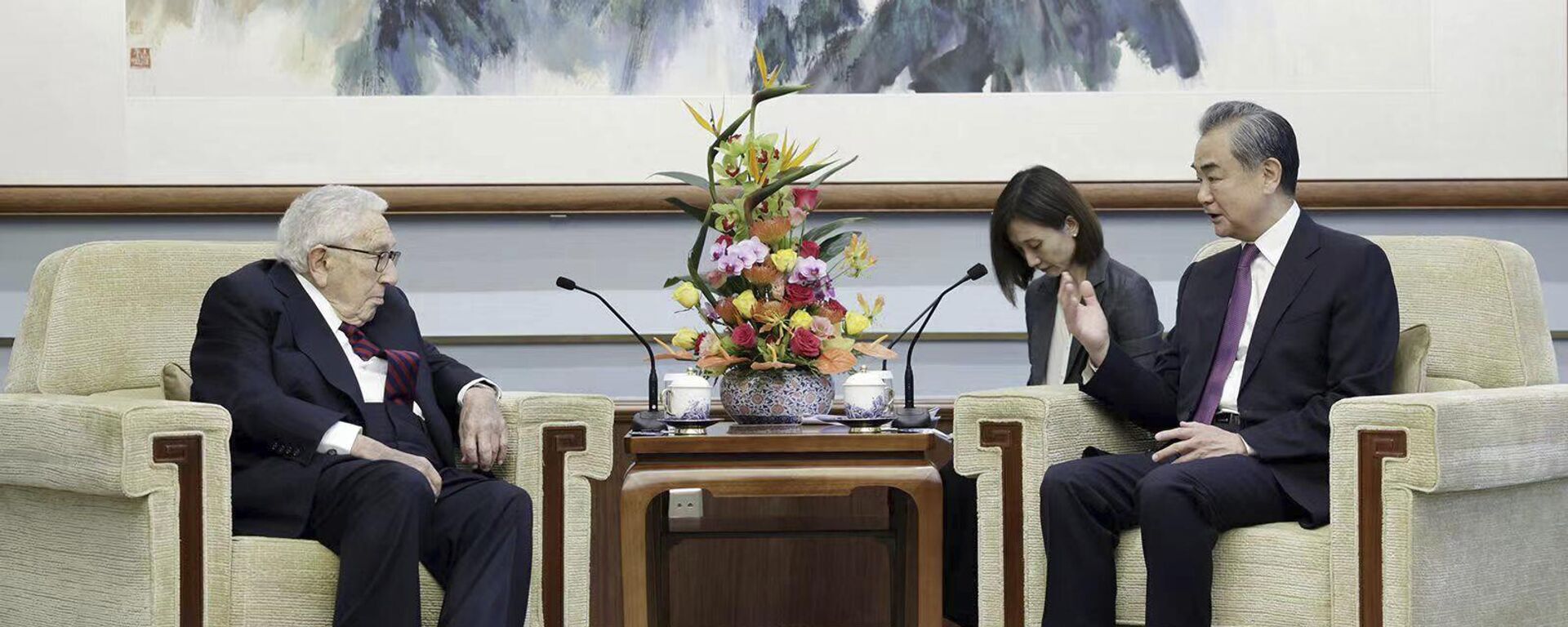 O chefe da Comissão de Relações Exteriores do Comitê Central do Partido Comunista da China (PCC), Wang Yi, durante o encontro com o ex-secretário geral dos EUA, Henry Kissinger - Sputnik Brasil, 1920, 19.07.2023