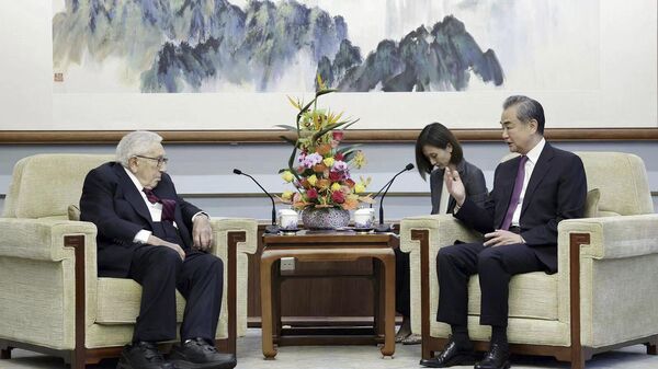 O chefe da Comissão de Relações Exteriores do Comitê Central do Partido Comunista da China (PCC), Wang Yi, durante o encontro com o ex-secretário geral dos EUA, Henry Kissinger - Sputnik Brasil