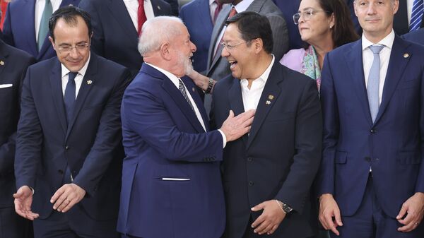 O presidente do Brasil, Lula da Silva, segundo a partir da esquerda, conversa com o presidente da Bolívia, Luis Arce, durante uma oportunidade de foto em grupo na terceira cúpula UE-CELAC - Sputnik Brasil