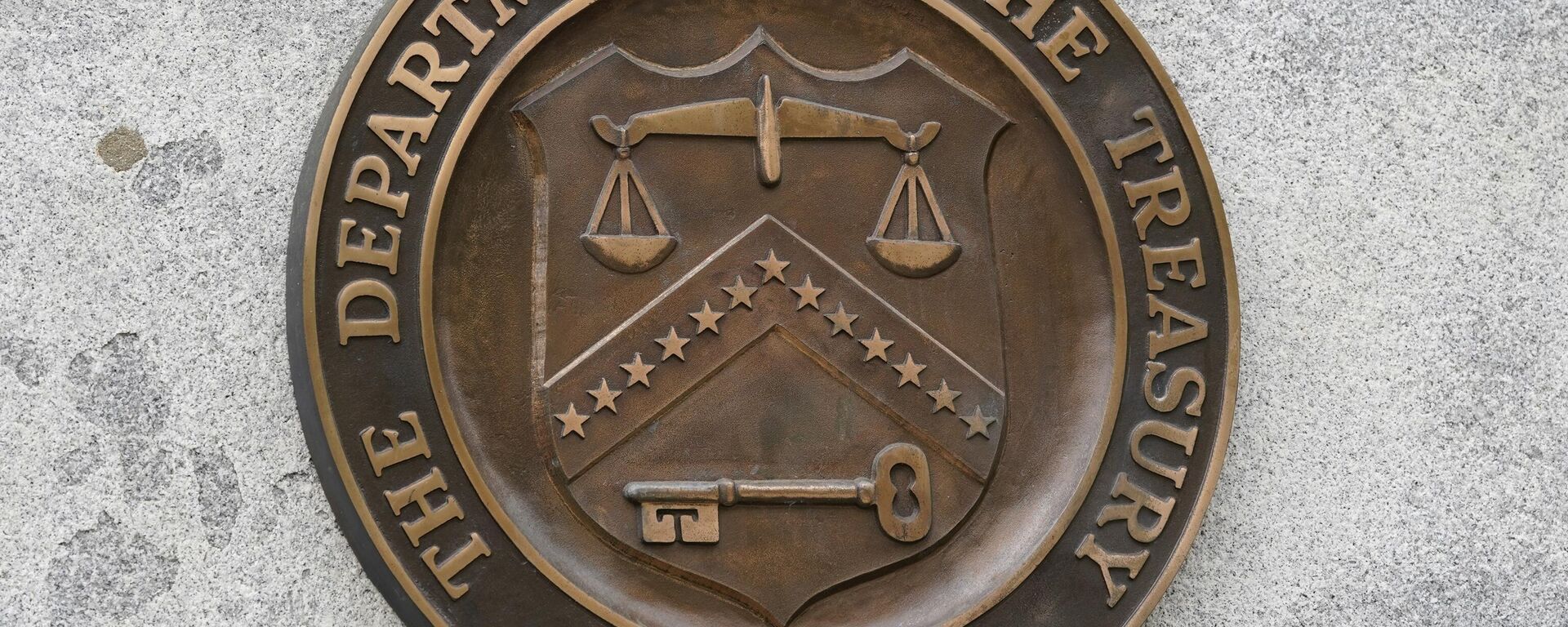 Logotipo do Departamento do Tesouro dos EUA fora da sede da entidade em Washington, EUA, 4 de maio de 2021 - Sputnik Brasil, 1920, 20.07.2023