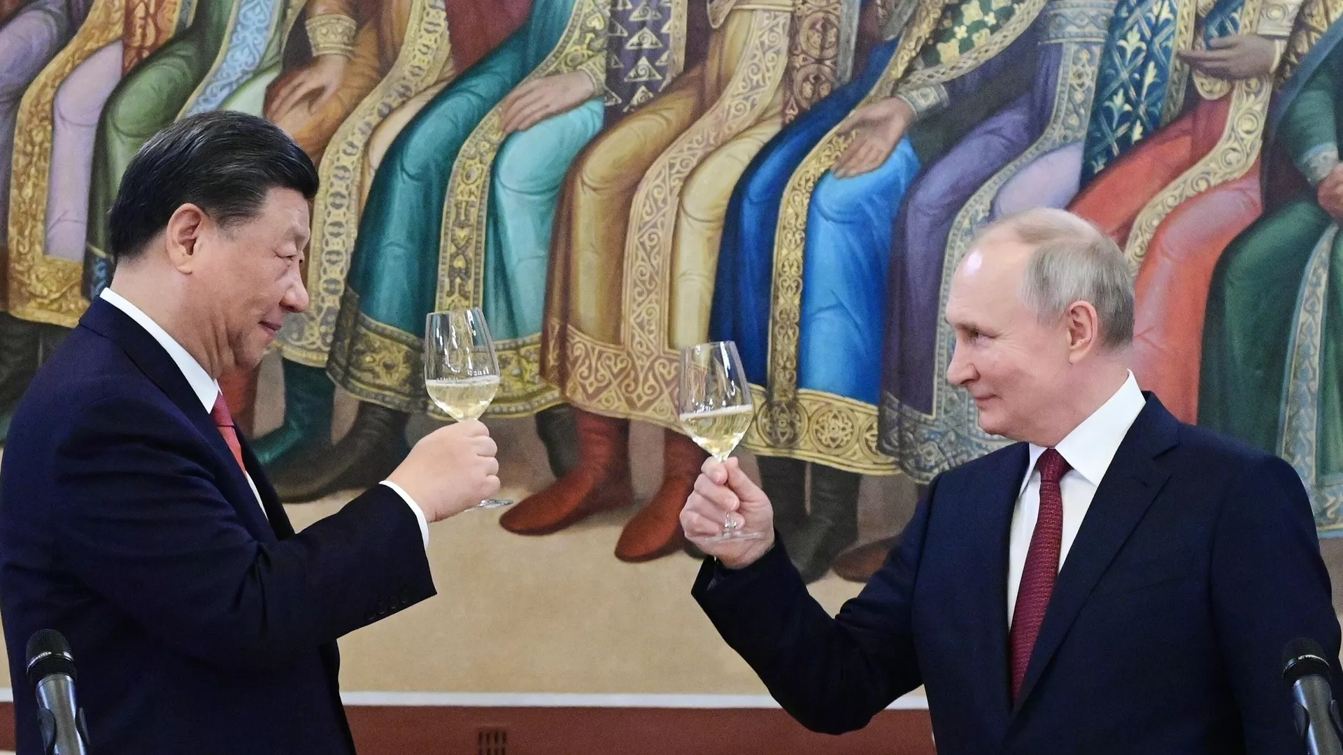 Presidente russo, Vladimir Putin ( à direita), e o líder chinês, Xi Jinping, durante almoço no Kremlin, Rússia, 21 de março de 2023 - Sputnik Brasil, 1920, 20.07.2023