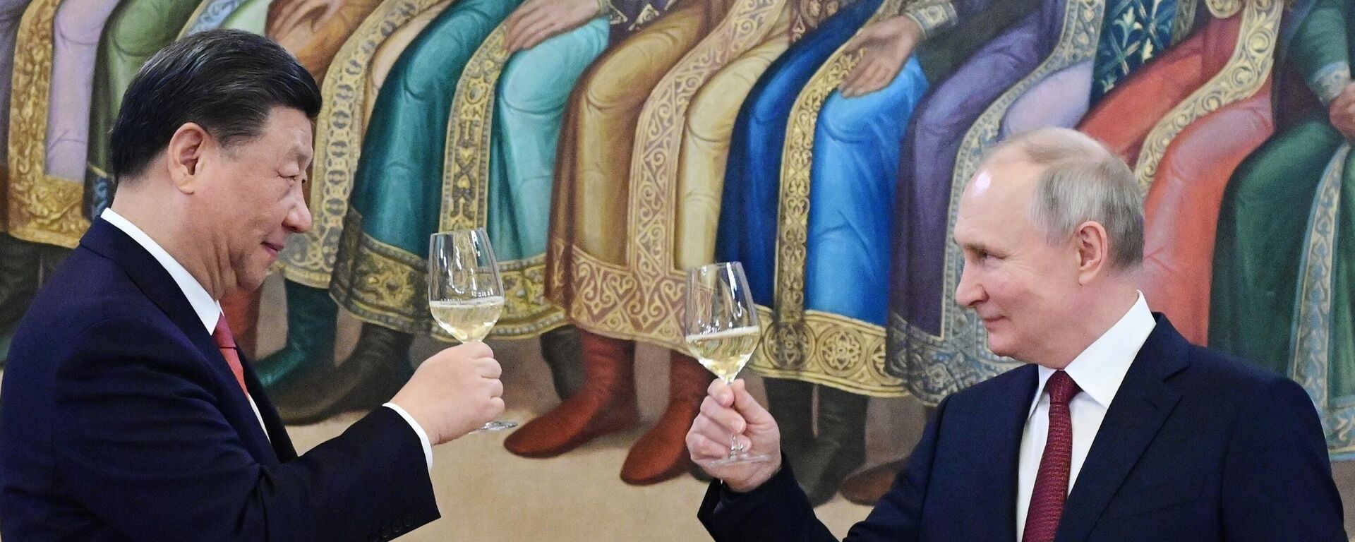 Presidente russo, Vladimir Putin ( à direita), e o líder chinês, Xi Jinping, durante almoço no Kremlin, Rússia, 21 de março de 2023 - Sputnik Brasil, 1920, 20.07.2023