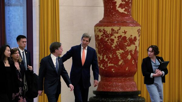 John Kerry, enviado especial do presidente dos EUA para questões climáticas (no centro à direita), caminha ao lado de Nicholas Burns, embaixador dos EUA na China, enquanto chegam a reuniões no Grande Salão do Povo em Pequim, China, 19 de julho de 2023 - Sputnik Brasil