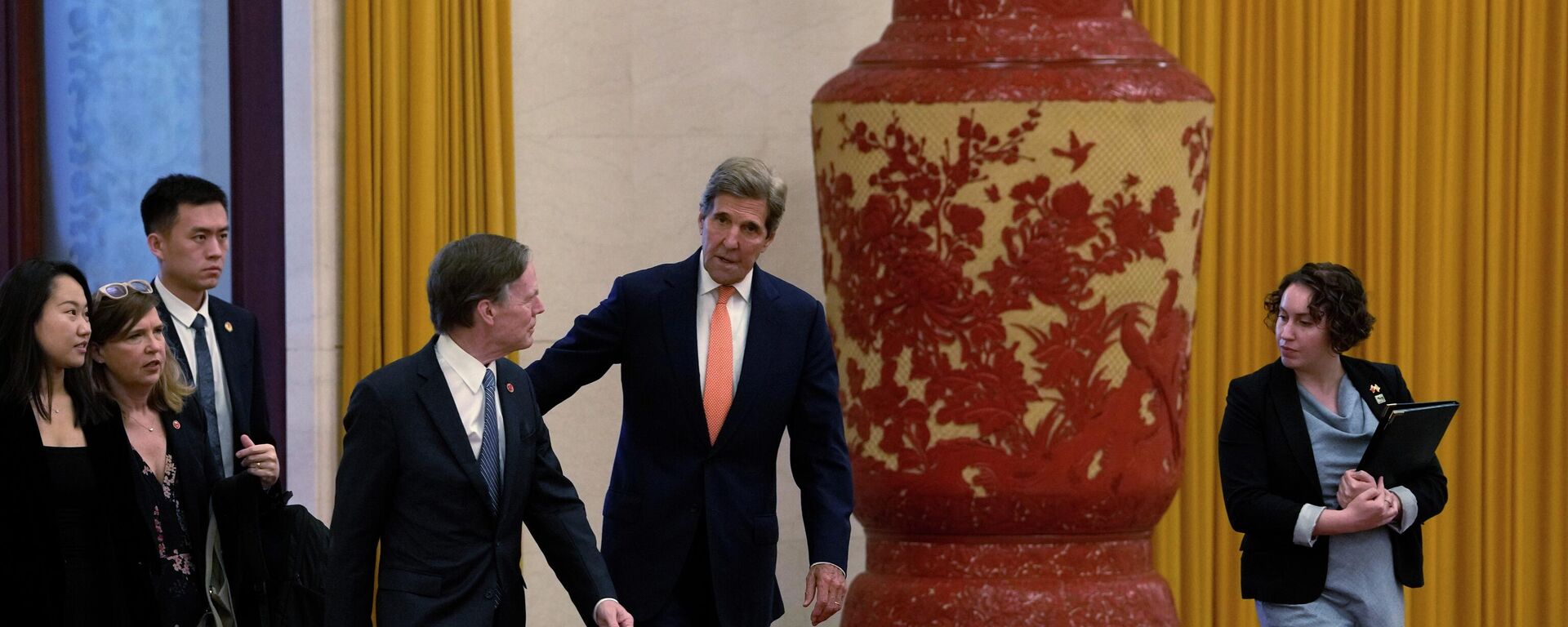 John Kerry, enviado especial do presidente dos EUA para questões climáticas (no centro à direita), caminha ao lado de Nicholas Burns, embaixador dos EUA na China, enquanto chegam a reuniões no Grande Salão do Povo em Pequim, China, 19 de julho de 2023 - Sputnik Brasil, 1920, 20.07.2023