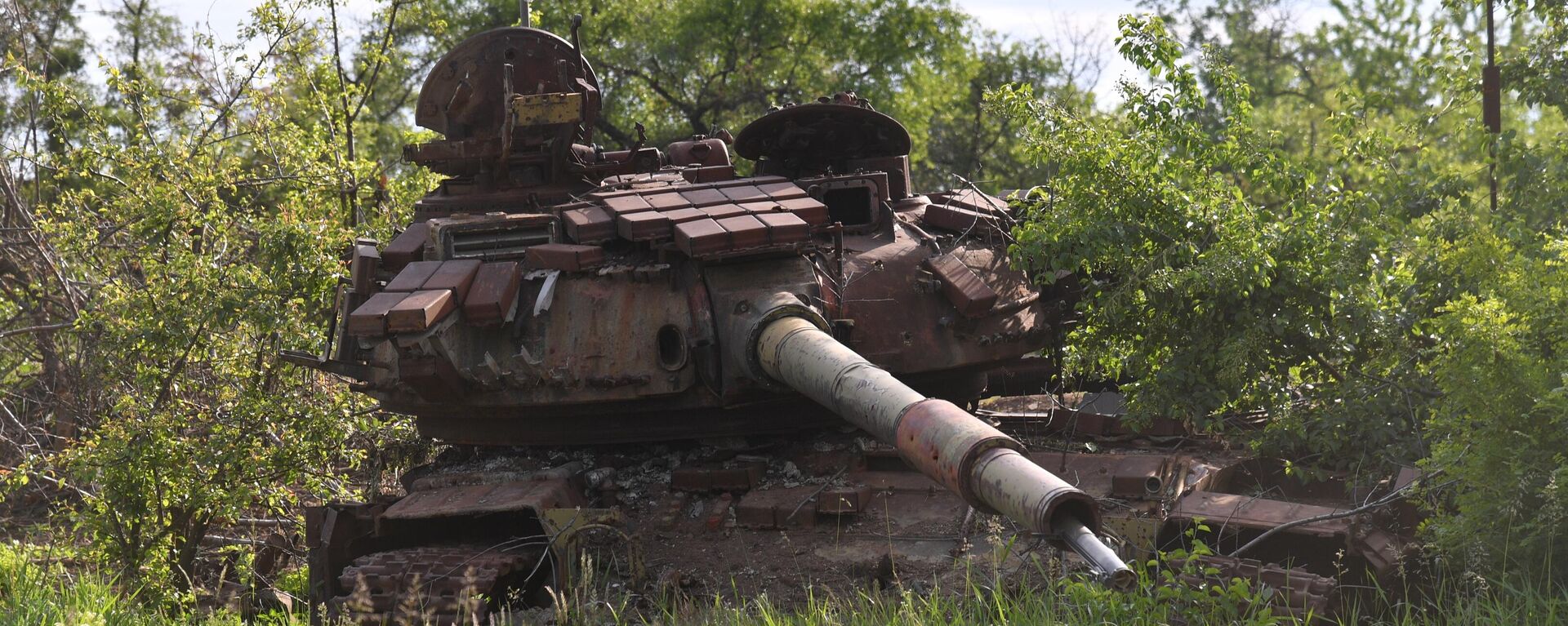 Um tanque destruído das Forças Armadas ucranianas no vilarejo de Troitskoe, República Popular de Lugansk (RPL) - Sputnik Brasil, 1920, 20.07.2023