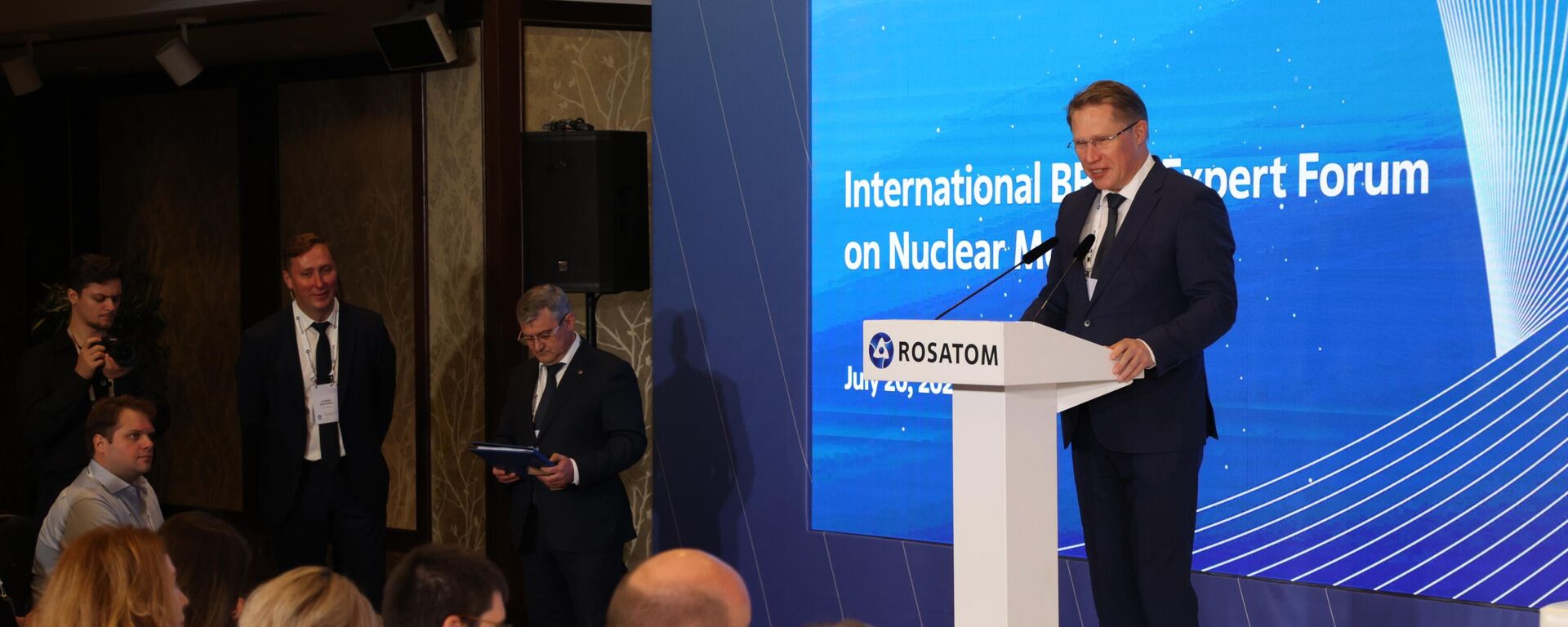 Ministro da Saúde da Rússia, Mikhail Murashko, discursa no Fórum Internacional de Especialistas do BRICS em Medicina Nuclear, em Moscou, Rússia, 20 de julho de 2023.  - Sputnik Brasil, 1920, 28.07.2023