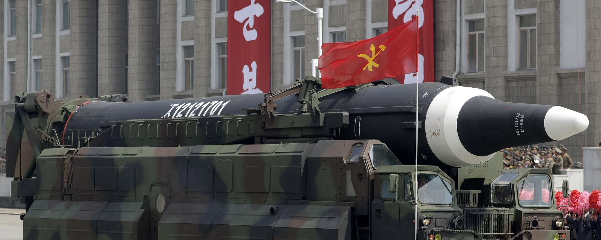 Um míssil que os analistas acreditam que poderia ser o norte-coreano Hwasong-12, na praça de Pyongyang, 15 de abril de 2017 - Sputnik Brasil, 1920, 31.08.2023