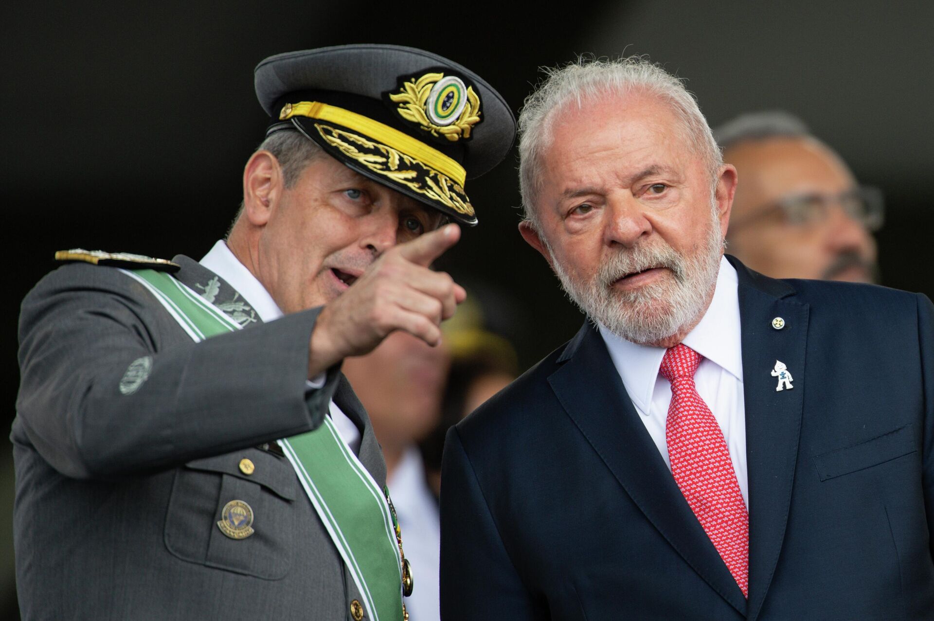 O comandante do Exército, general Tomás Paiva, e o presidente Luiz Inácio Lula da Silva, durante cerimônia comemorativa do Dia do Exército, no Quartel-General do Exército, em Brasília, 19 de abril de 2023 - Sputnik Brasil, 1920, 05.04.2024