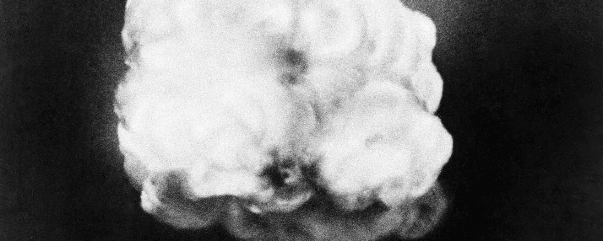 Nuvem de cogumelo segundos depois da detonação da primeira bomba atômica em Alamogordo, 16 de julho de 1945 - Sputnik Brasil, 1920, 27.10.2023
