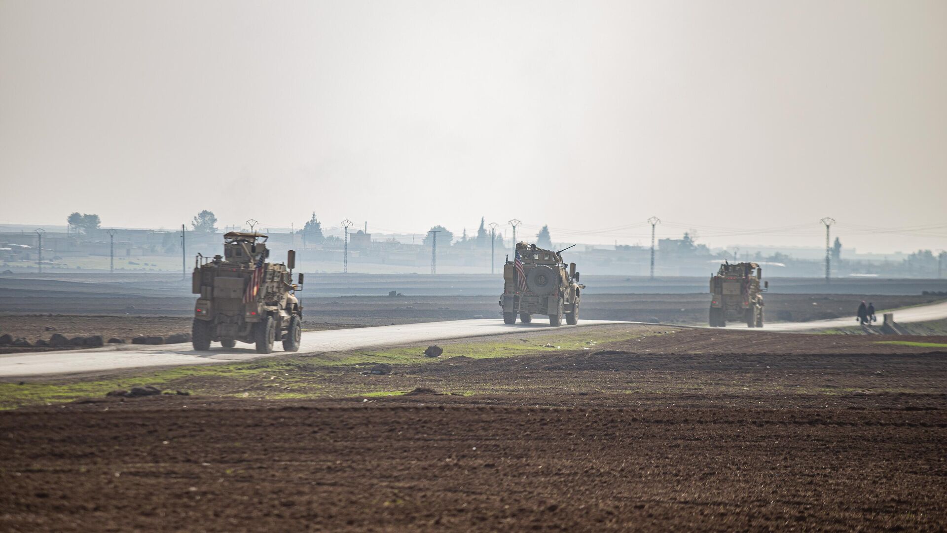 Veículos militares dos EUA em uma patrulha na zona rural perto da cidade de Qamishli, Síria, 4 de dezembro de 2022 - Sputnik Brasil, 1920, 08.11.2023