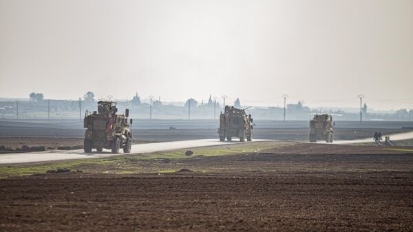 Veículos militares dos EUA em uma patrulha na zona rural perto da cidade de Qamishli, Síria, 4 de dezembro de 2022 - Sputnik Brasil