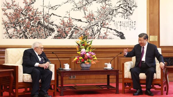 O presidente da China, Xi Jinping (D), fala com o ex-secretário de Estado dos EUA, Henry Kissinger, durante uma reunião em Pequim, 20 de julho de 2023 - Sputnik Brasil