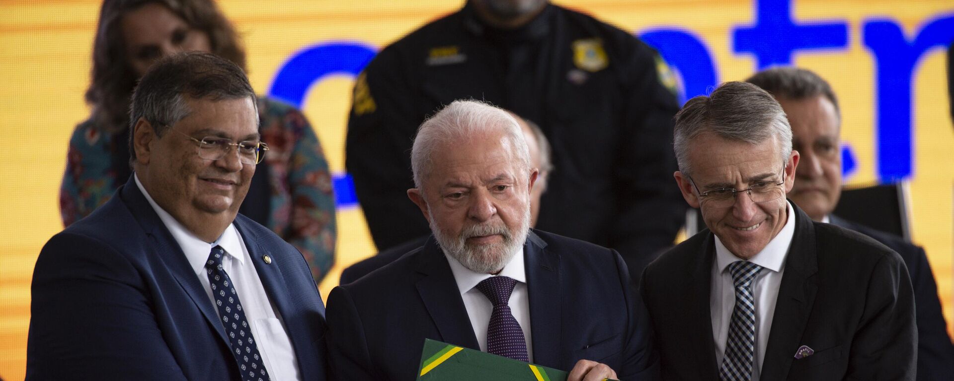 O presidente Luiz Inácio Lula da Silva (C), o ministro da Justiça, Flávio Dino (E), e o prefeito de Blumenau, Mário Hildebrandt (D), durante lançamento do Programa de Ação na Segurança (PAS), no Palácio do Planalto, Brasília, 21 de julho de 2023 - Sputnik Brasil, 1920, 21.07.2023
