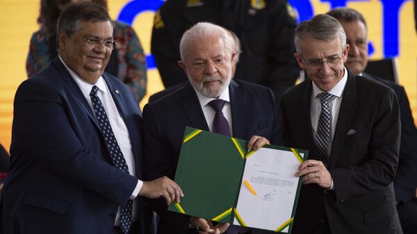 O presidente Luiz Inácio Lula da Silva (C), o ministro da Justiça, Flávio Dino (E), e o prefeito de Blumenau, Mário Hildebrandt (D), durante lançamento do Programa de Ação na Segurança (PAS), no Palácio do Planalto, Brasília, 21 de julho de 2023 - Sputnik Brasil