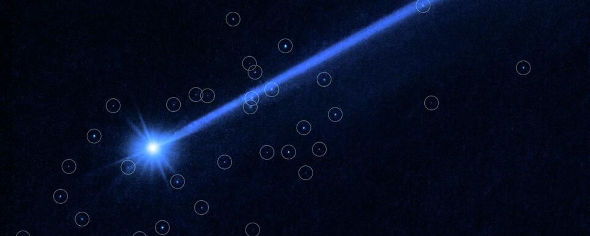 Imagem do asteroide Dimorphos, com setas de bússola, barra de escala e cores para referência. As setas norte e leste da bússola mostram a orientação da imagem no céu. A relação entre o norte e o leste no céu (visto de baixo) é invertida em relação às setas de direção em um mapa do solo (visto de cima) - Sputnik Brasil, 1920, 21.07.2023